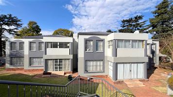 Charming upstairs 3-Bedroom Townhouse in Parkhill Gardens,