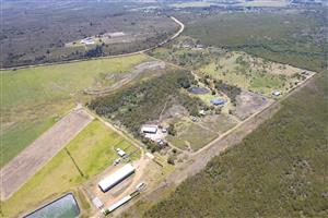 Well maintained small holding with big storage!