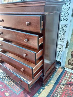Classic Dark‑Stained Six‑Drawer Chest of Drawers with Round Knob Handles