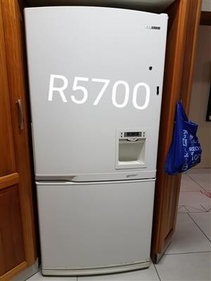 White samsung dispensable fridge