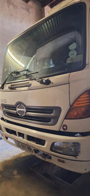 TOYOTA HINO 15/257  WITH TRAILING AXLE AND EXTENDED CHASSIS WITH BOX BODY
