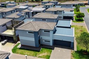 Bidding to start from R1 650 000!! Live Auction!! 3 Bedroom Home in Thatchfield Estate