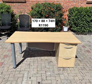 GOOD QUALITY OFFICE DESK WITH DRAWERS
