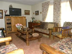 VERY SPACIOUS 3 BEDROOM HOUSE WITH 2 BEDROOM FLAT FOR SALE IN PRETORIA NORTH