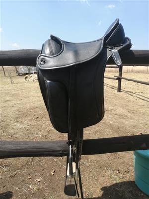 Barefoot London dressage saddle for sale