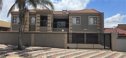 7 Bedroom House for Sale in Flora Park