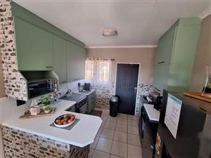Townhouse For Sale in Birchleigh North