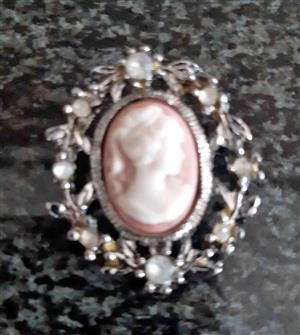Vintage Cameo Brooch. 