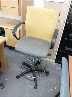 Draughtsman chair, manual adjustment
