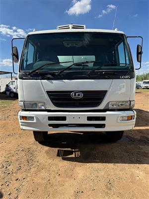 2013 Nissan UD85 8,000L Water tanker 