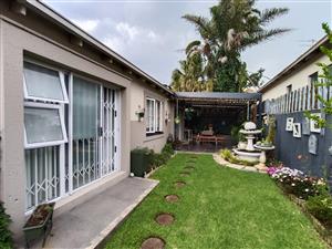 Cluster for sale in a secure and popular complex.