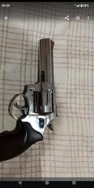Blank 9mm chrome 6shot revolver gun and gun safe combo