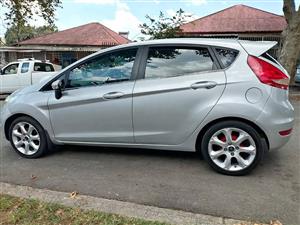 2009 FORD FIESTA 1.6 MANUAL TRANSMISSION IN EXCELLENT CONDITION