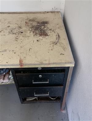 Staal lessenaar met groot bankskroef, asook twee staal laaie.. . 