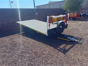 Flat deck trailer