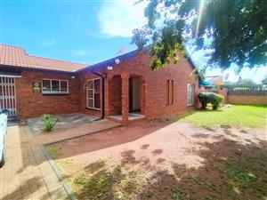 Beautiful 3 Bedroom Shared Property To-Let in Dalpark!