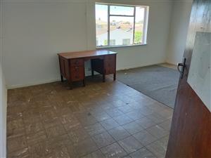 Huge room to rent in house