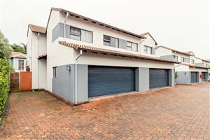 Beautiful four bed 3,5 bath townhouse to rent, in sought after North-Riding.