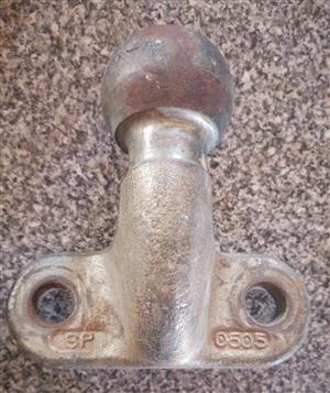 Universal ball trailer hitch 