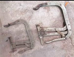 Valvle spring press clamps.