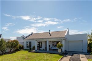 House For Sale in Grotto Bay