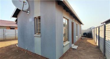 House For Sale in Palm Ridge
