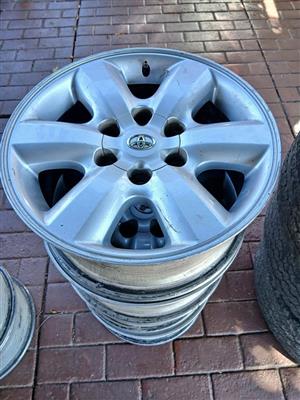 4x Origanal 17 toyota mags...