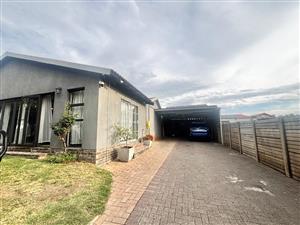 Fully Off-the-Grid Family Home with Solar, Borehole & Pool in Kruinpark