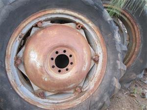 Tractor rear rims, 4x, 8-hole, W12, used on MF Massey Ferguson, Vaaljapie, MF35, tyres damaged, tyres of no use.