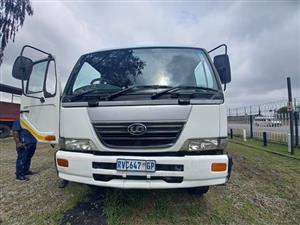  2004 NISSAN UD 90 TAG AXLE Flat Deck Truck for Sale 