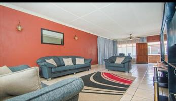 Large apartment for sale in Florida Roodepoort