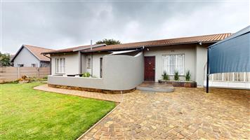 Bright, Modern 3-Bed Home + Flatlet — Big Entertainment Lounge & Spacious Garden