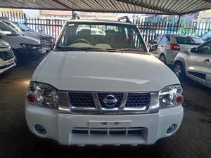 Nissan Np300 2.0 Double Cab Manual petrol  2017 White
