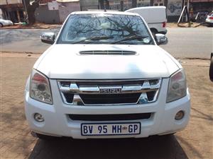 2011 ISUZU KB300 DTEQ DOUBLE CAB 4X2 MANUAL CANOPY  WHITE . DIESEL 102.000KM