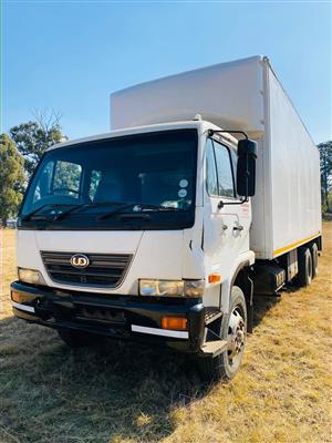 NISSAN UD90 TAG AXLE CLOSED BODY TRUCK