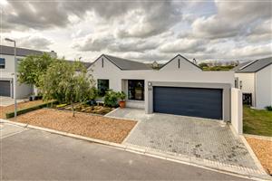 Spacious 4-Bedroom Home in Aan de Wijnlanden Estate