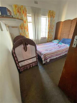 A  Inside room to let in Kensington is available for rent. 