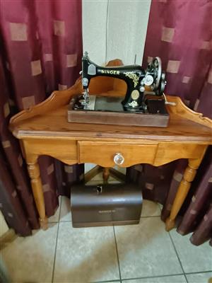 Antique Singer machine ±80 years old. Not in a working condition but can fix it