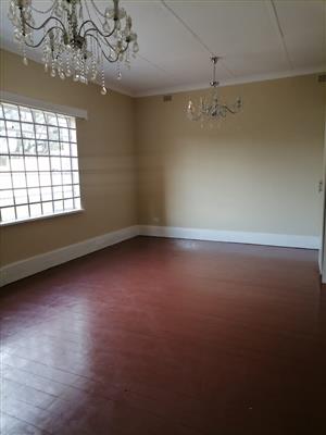Outside room to rent in Houghton Estate