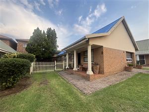 Full Title Town House in Del Judor- Exclusive Sole Agent