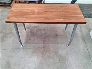 Desk / table . Size 120 x 50 x 76. Collection in Rivergate