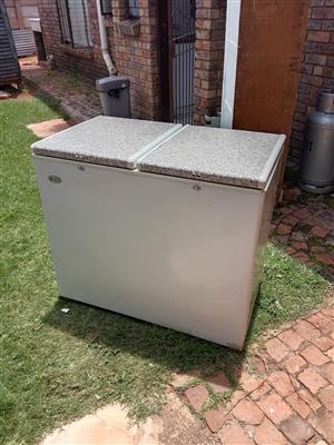 Am selling my Gass/ electric fridge, in a good condition, works perfectly Zero 