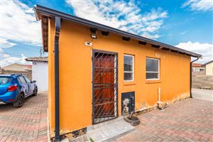 A Beautiful 2 Bedroom House in BraamFischervill