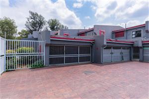 Safe and secure 3 bedroom duplex in the heart of Benoni - do not miss out!
