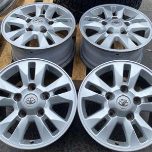 200 SERIES LAND CRUISER OEM 17INCH MAGS 