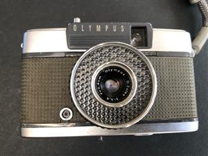 Vintage Olympus Pen EE Half Frame 35mm Film Camera w/ 28mm F/3.5 lens-in working condition