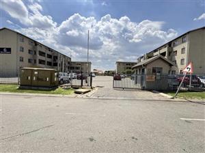 2 Bedroom Apartment/Flat for sale in Fleurhof Roodepoort 