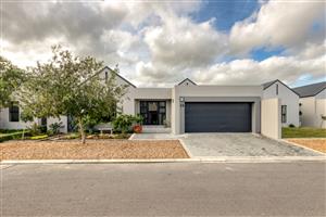 Spacious 4-Bedroom Home in Aan de Wijnlanden Estate