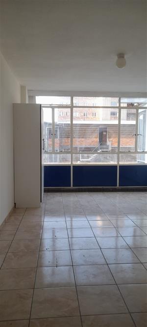 SHARED FLAT LARGE BEDROOM AVAILABLE TO LET