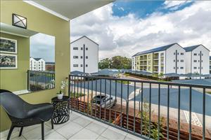 Neat and spacious 3-bedroom, 2-bathroom apartment in the secure and picturesque Greenpark complex.